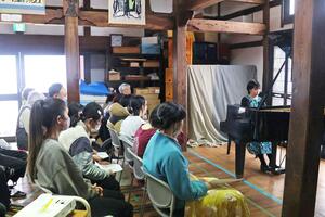 たくさんの観客の前で演奏する石田乃彩さん＝南魚沼市浦佐