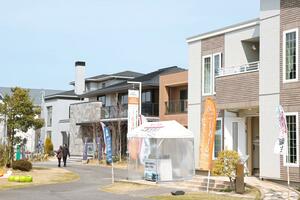 新潟市内の住宅展示場。マイナス金利の解除を受け、ローンの金利への影響を心配する声が聞かれた=3月19日、新潟市中央区