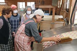 来年立ち上げる新工房で、地元住民らが和紙の折り染めなどを体験したイベント=柏崎市高柳町門出