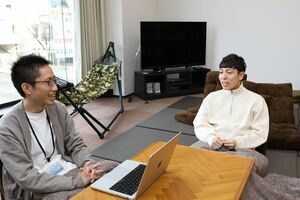 新潟本社で社員と語らう「フラー」の渋谷修太会長(右)=新潟市中央区