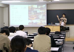 学生らの前で講演するフラーの山﨑将司社長=三条市