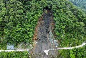 静岡市葵区の林道沿いの、のり面が崩落した現場=7月(静岡市提供)