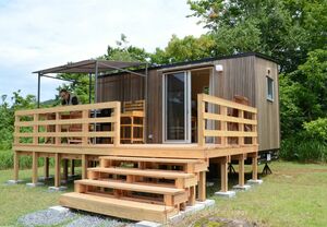 「無印良品 津南キャンプ場」に設置された「インフラゼロハウス」=7月25日、津南町上郷寺石