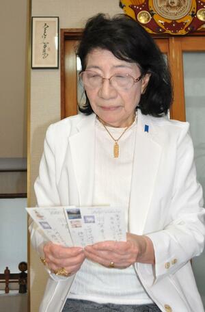 横田早紀江さんからの手紙に目を通し、「もう一度会って励ましたい」と語る羽賀幸子さん=南魚沼市浦佐
