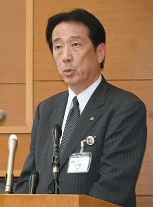 　記者会見する石川県能美市の井出敏朗市長＝３１日午後、能美市役所