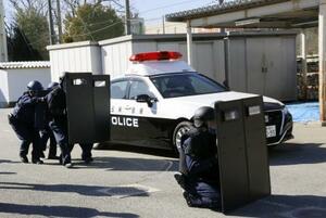 銃を持った男が住宅に立てこもったとの想定で実施されたMITの訓練=19日午後、さいたま市