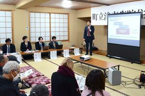 津南病院の改革案について説明する林裕作院長＝津南町下船渡