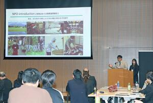 妙高市での取り組みを紹介する「はねうまネットワーク」東智隆代表理事(左)=新潟市中央区の新潟日報メディアシップ