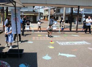 ボッチャを基にしたイベントで盛り上がる「互の市」の来場者=上越市中央1