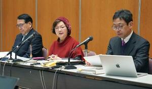 　法制審部会後、取材に応じる鴨志田祐美弁護士（中央）＝２０日午後、東京都千代田区