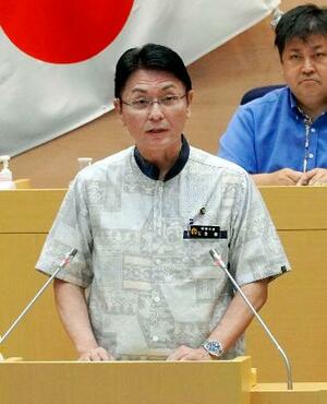 那覇市議会本会議で市長選への出馬を表明する知念覚市長=8日午前