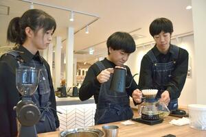 本番に向けて練習を繰り返すメンバー=新潟市北区葛塚