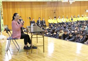 交通ルールを守る大切さを話す里村明衣子さん=新潟市西区小新西1