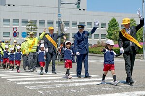 横断歩道の渡り方を習う園児=2023年5月、新潟市中央区