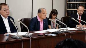 記者会見する代理人の河合弘之弁護士(左から2人目)ら=5日午後、東京・霞が関の司法記者クラブ