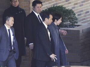 首相公邸を出る高市首相(右端)=2026年1月12日