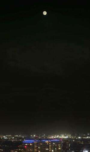 夜空に輝いた中秋の名月=6日、新潟市中央区の新潟日報メディアシップから撮影