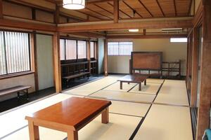 リノベーションして「八帖二間」として活用されている馬場工務所の社長旧宅=新潟市秋葉区新津本町2