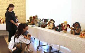 愛らしいテディベアが並ぶ作品展=柏崎市諏訪町