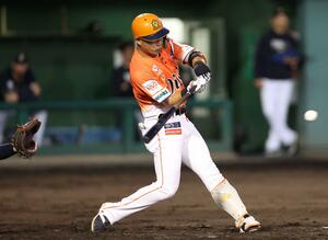 オイシックス-オリックス 3回オイシックス2死二、三塁 小池智也(7)が2点適時打を放つ=5月14日、みどりと森の運動公園野球場