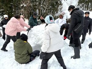 雪遊びを楽しむ外国人技能実習生たち(ゆきぐに信用組合提供)