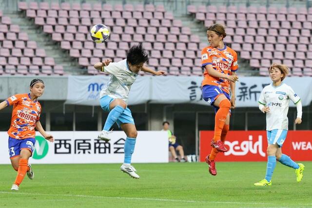 後半、ＦＷ新堀華波がクロスに頭で合わせるも、シュートは枠外に逸れる＝ビッグスワン