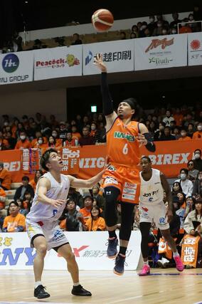 新潟-香川 第3クオーター、シュートする長谷川智伸=14日、アオーレ長岡