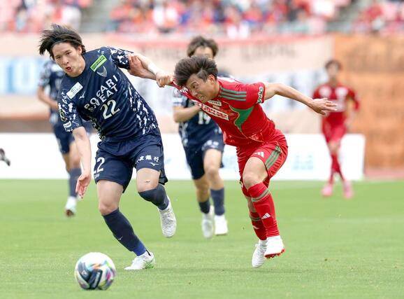 後半、競り合うFW若月大和(18)=デンカビッグスワン