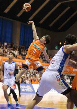 
新潟－湘南　第２クオーター、シュートする樋口蒼生＝新潟市鳥屋野総合体育館
