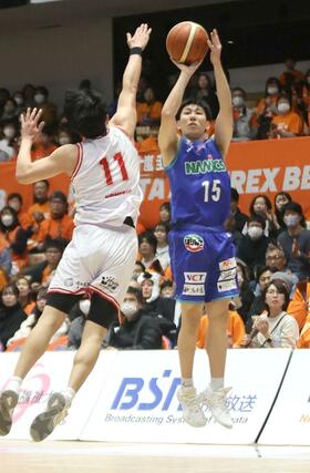 新潟－埼玉　第４クオーター、濱田貴流馬が３点シュートを決めて６４－５６＝アオーレ長岡