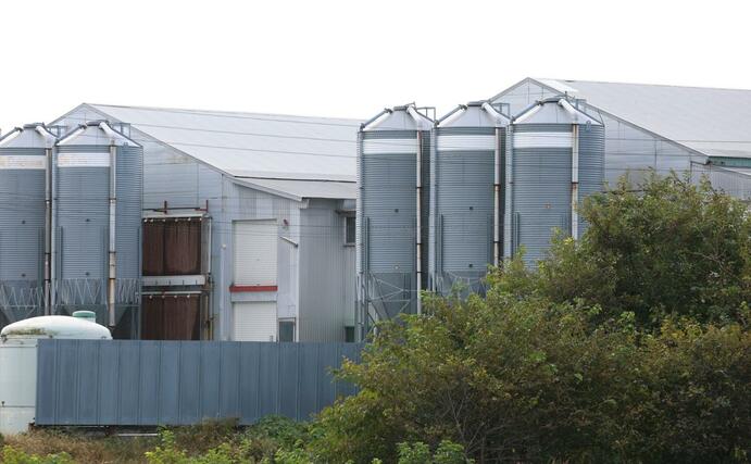 鳥インフルエンザが発生した養鶏場＝４日、胎内市