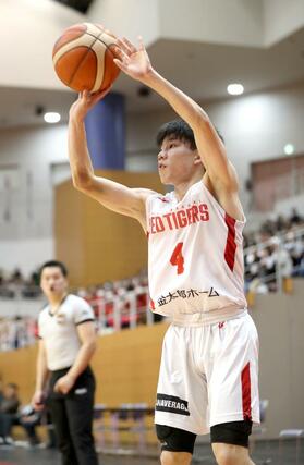 開志国際－福岡大大濠　第４クオーター、開志国際の清水脩真が３点シュートを決め、５９－５１＝１１月１０日、新潟市東総合スポーツセンター