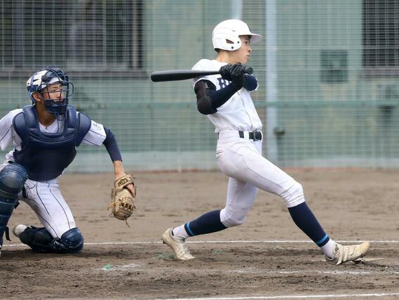 新潟産大付－六日町　四回１死二塁、六日町の岡崎伶がタイムリー三塁打を放つ＝柏崎市佐藤池