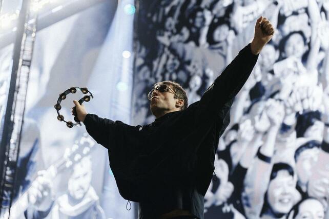 ステージでパフォーマンスをするリアム・ギャラガー（（ｃ）Ｂｉｇ　Ｂｒｏｔｈｅｒ　Ｒｅｃｏｒｄｉｎｇｓ）