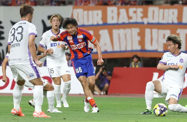 前半、ＭＦ笠井佳祐（４６）がゴールを狙う＝７月２０日、デンカビッグスワン