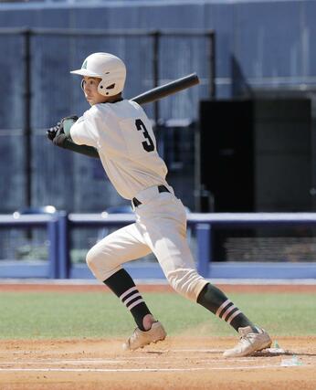 新潟明訓ー新発田農業　７回表、新発田農業５番本間陸仁が左前適時打を放つ＝エコスタ