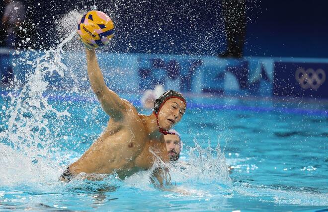 水球男子予選　日本－セルビア　第３ピリオド、稲場悠介（ブルボンＫＺ）がペナルティースローを決め９－１１