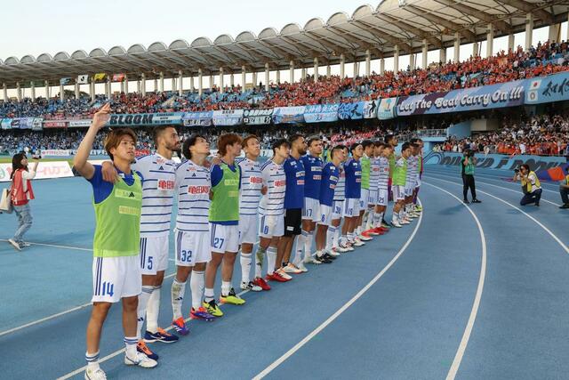 初の決勝進出を決め、サポーターと喜びを分かちあう選手＝１３日、Ｕｖａｎｃｅとどろきスタジアム　ｂｙ　Ｆｕｊｉｔｓｕ