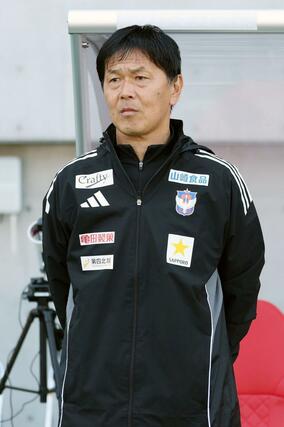 ピッチを見つめる新潟の船越優蔵監督＝金沢ゴーゴーカレースタジアム