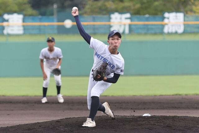 ６校連合－高田　先発した６校連合の長橋和矢（見附）＝２０２５年０９月１３日、柏崎市佐藤池球場