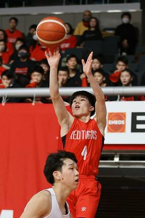 男子３回戦　北陸学院（石川）－開志国際　第１クオーター、開志国際の清水脩真がジャンプシュートを放つ＝東京体育館