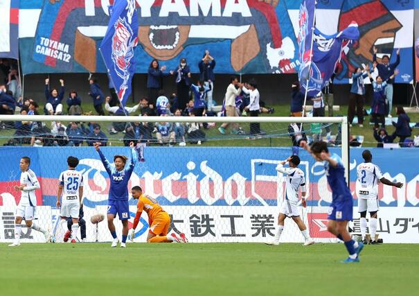 富山－新潟　後半３２分、２失点目を喫し、肩を落とす新潟の選手たち＝富山県総合運動公園