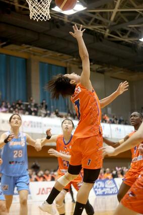 第２クオーター、久井咲良がシュートを決めて３７－２２＝８日、白根カルチャーセンター