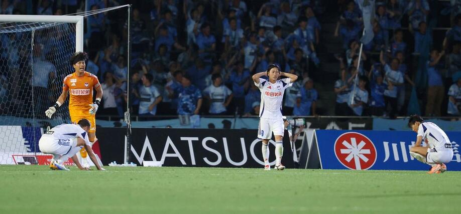 川崎－新潟　後半、さらに追加点を奪われ０－３とされる新潟＝Ｕ等々力