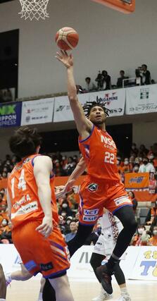 新潟-岡山 第4クオーター、富岡大地のアシストを受けたハントがシュートを決め56-51=アオーレ長岡