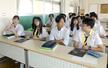 授業の中で英語で会話する両校の生徒たち＝新潟市中央区