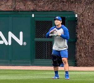 　守備練習するカブス・鈴木＝シカゴ（共同）