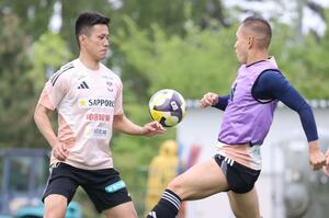今季ホーム初勝利が懸かるFC東京戦に向け、調整するFW小野裕二(左)ら=聖籠町