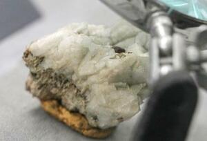 　北京の博物館で展示されたレアアースを含んだ鉱石（共同）