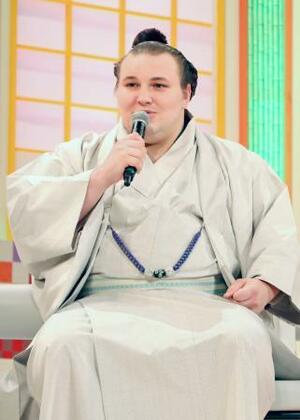 　ＮＨＫ福祉大相撲のトークショーに臨む安青錦＝７日、東京・両国国技館